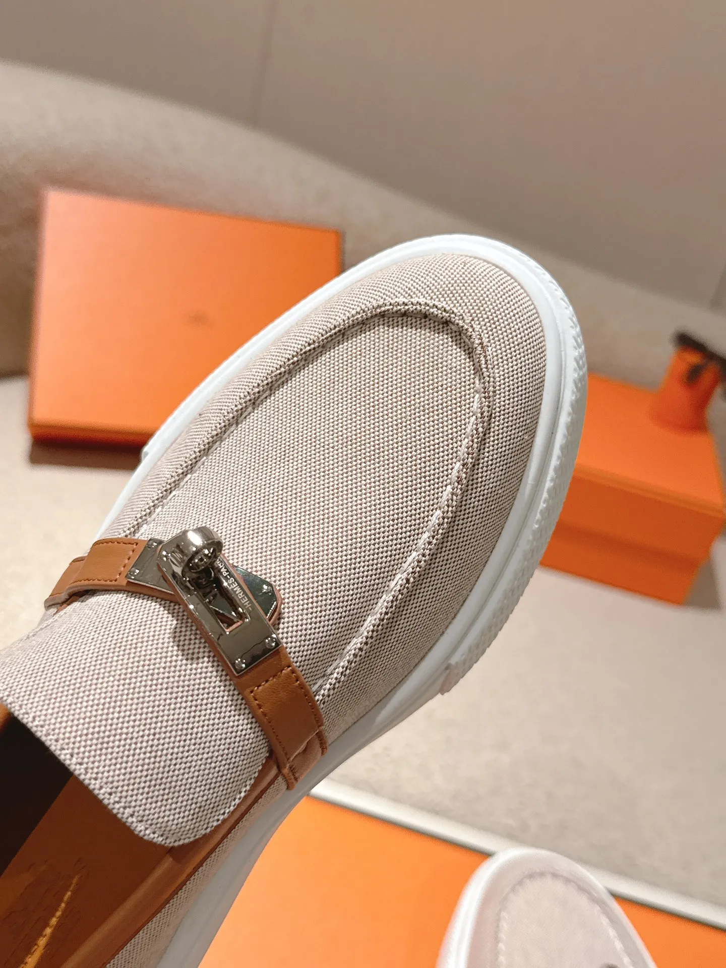 Men's shoes 💰640💰 Hermes# New Kelly buckle thick-soled loafers. Upper: cowhide/suede material. Lining: sheepskin lining. Outsole: exclusive molded outsole. Size: women's size 35-40, men's size 39-45 (female 41/male 46 customized, non-refundable)